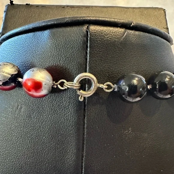 Elegant Black and Red Beaded Necklace - Picture 3 of 4